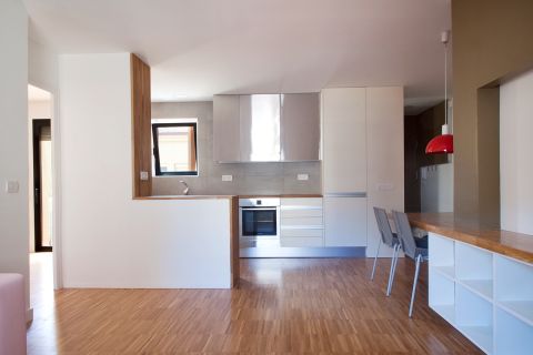Un piso reformado en tonalidades neutras_cocina