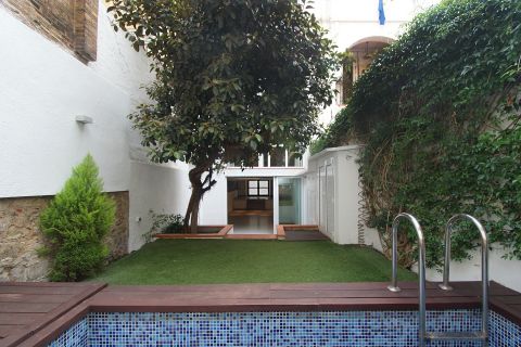 Un dúplex urbano con jardín y piscina_jardín y piscina