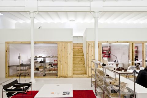 Una oficina en un loft de diseño_sala