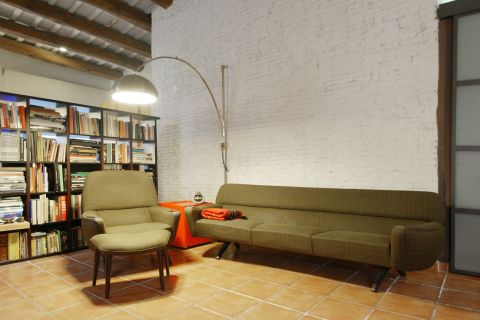 Un loft de diseño con mobiliario retro_salón