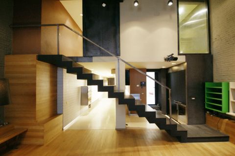 Un loft industrial de diseño exquisito_salón