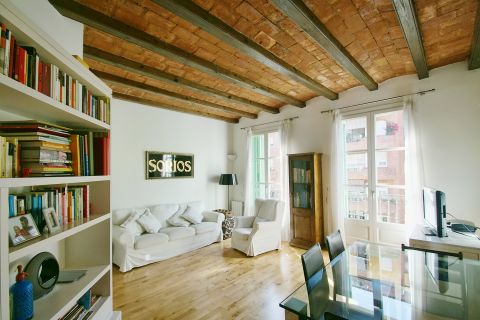 Un piso urbano con carácter catalán_salón
