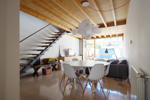 Una casa de estilo nórdico y muebles de diseño_comedor
