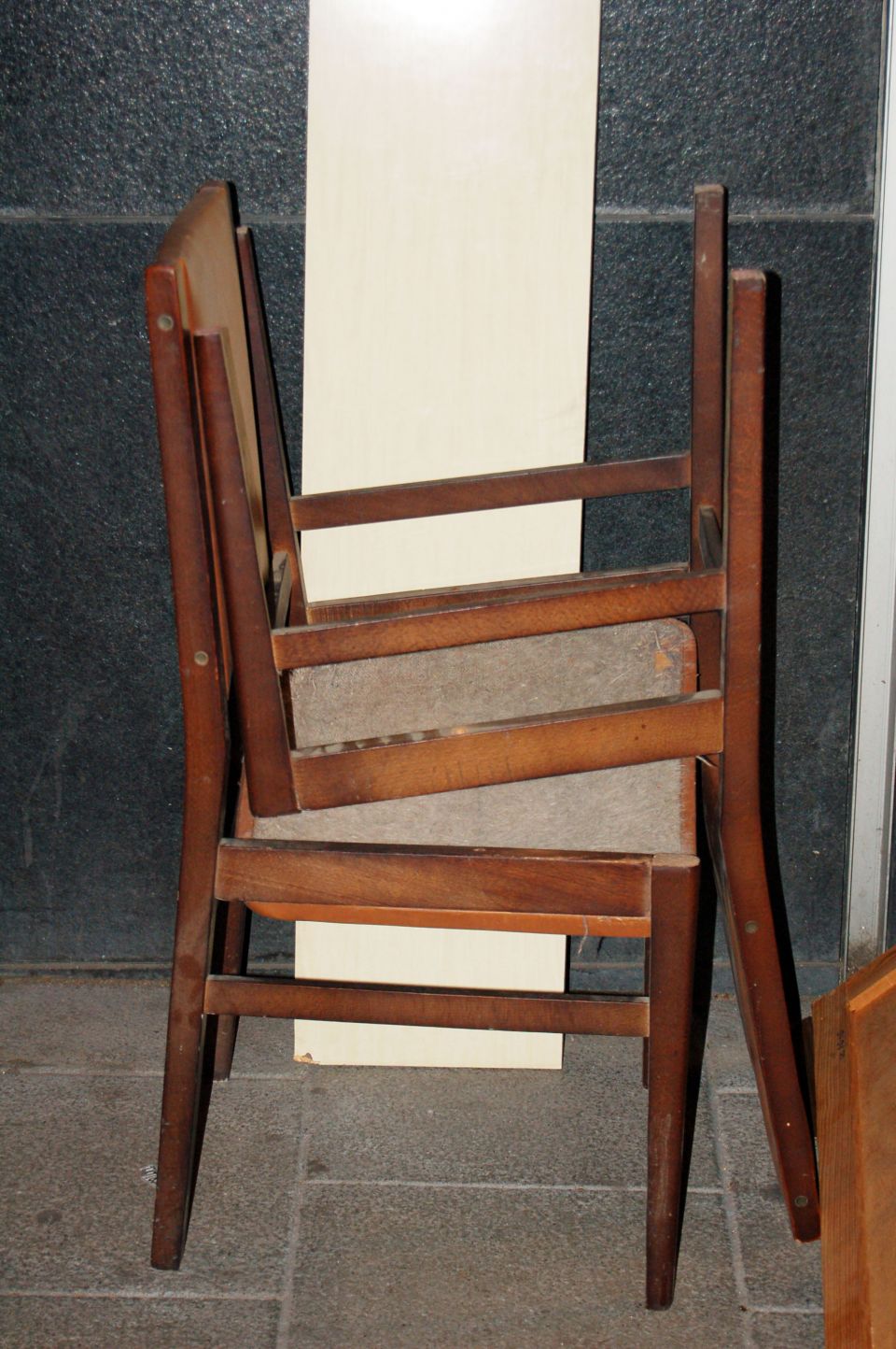 cadires velles a un carrer de Gràcia